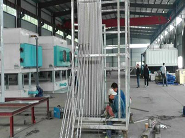 閉式冷卻塔生產(chǎn)現(xiàn)場(chǎng)